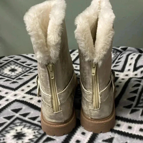 Carter’s Silver Foil Design Faux Fur Winter Boots Size 3 - Picture 5 of 8